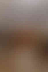 Nouveau-né couché dans un panier en rotin dans une robe et un décor bohème