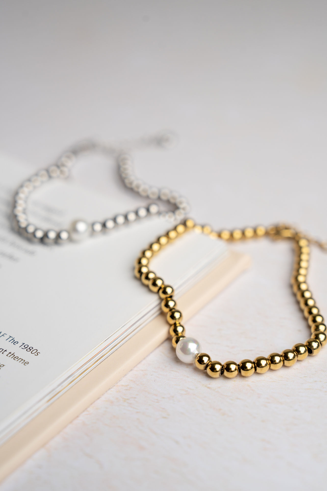 Armband aus Edelstahl in Gold oder Silber, wasserfest, mit einzelner Süsswasserperle als Highlight.