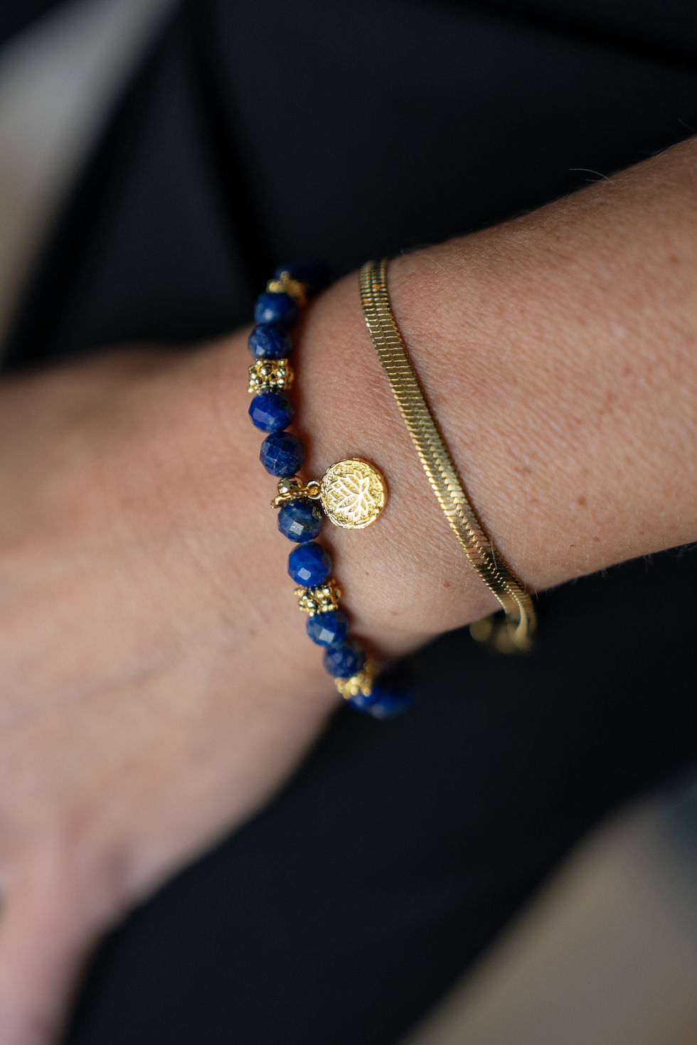 Blau-goldenes Armband mit Lapislazuli und goldenem Lebensbaum-Anhänger auf offenem Buch – handgefertigt von kleines schmuckst