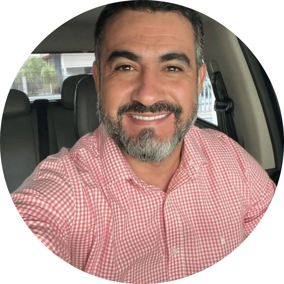 Especialista en sellado de techos sonriendo en su vehículo.