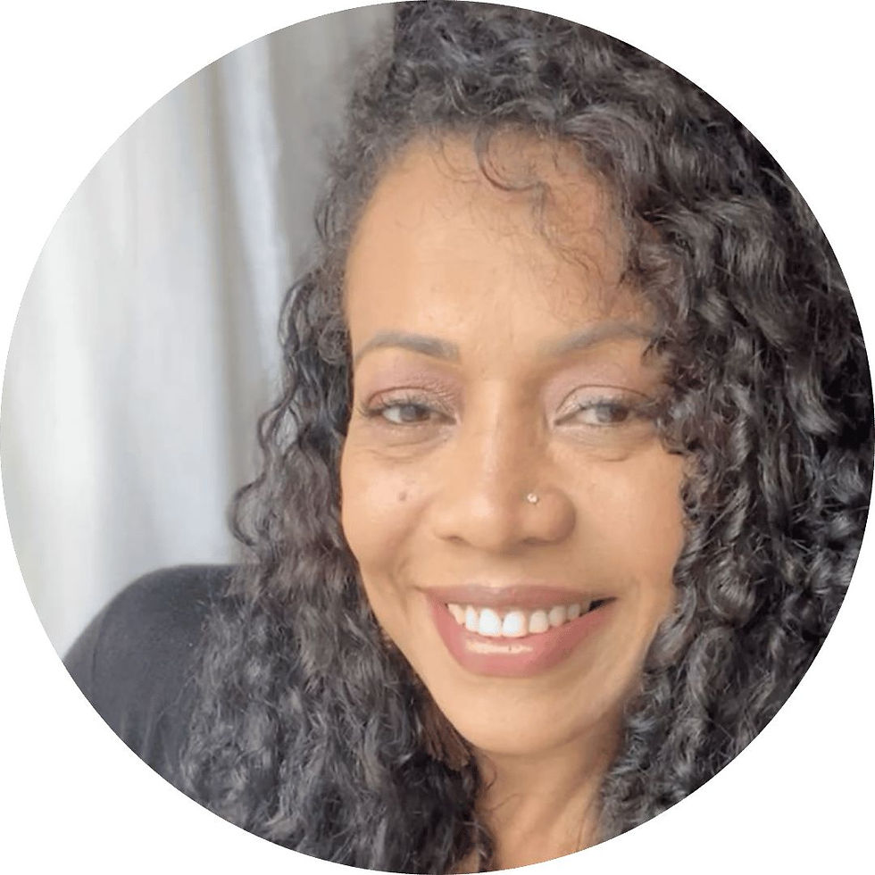 Mujer sonriente con cabello rizado oscuro