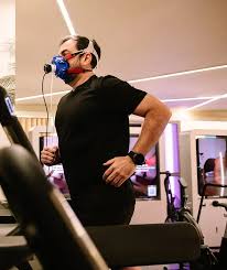 Dispositivo midiendo 450 biomarcadores en estudio fitness MiróLab