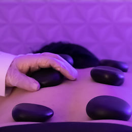 Massagem com pedras quentes