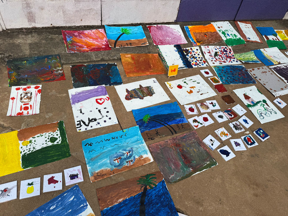 Rires et complicité pendant l’événement à la Fondation Mission d’Amour à Marcory, Abidjan