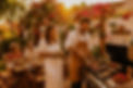 Homme et femme cuisinant lors d'un barbecue en terrasse.
