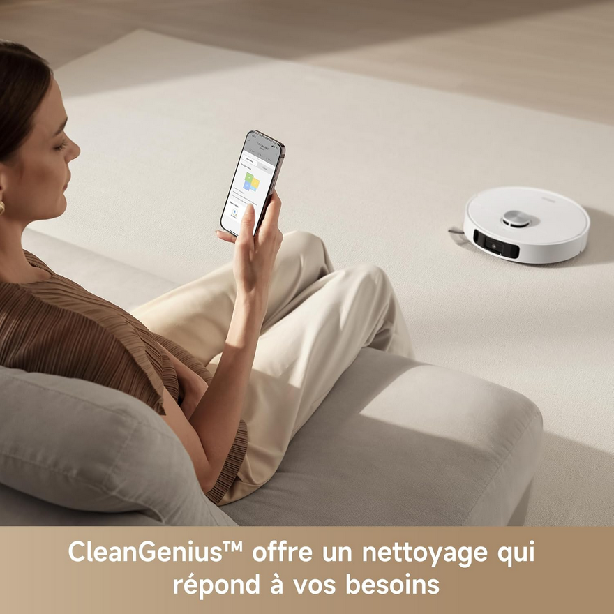 Miniature : Femme utilisant l'application mobile pour contrôler le Dreame X60 Pro Ultra