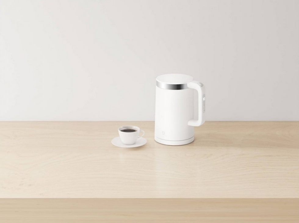 Miniature : Bouilloire électrique blanche et tasse de café sur une table
