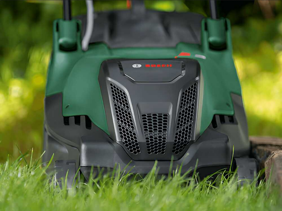 Miniature : Gros plan sur le capot de la Bosch AdvancedRotak 750 sur une pelouse