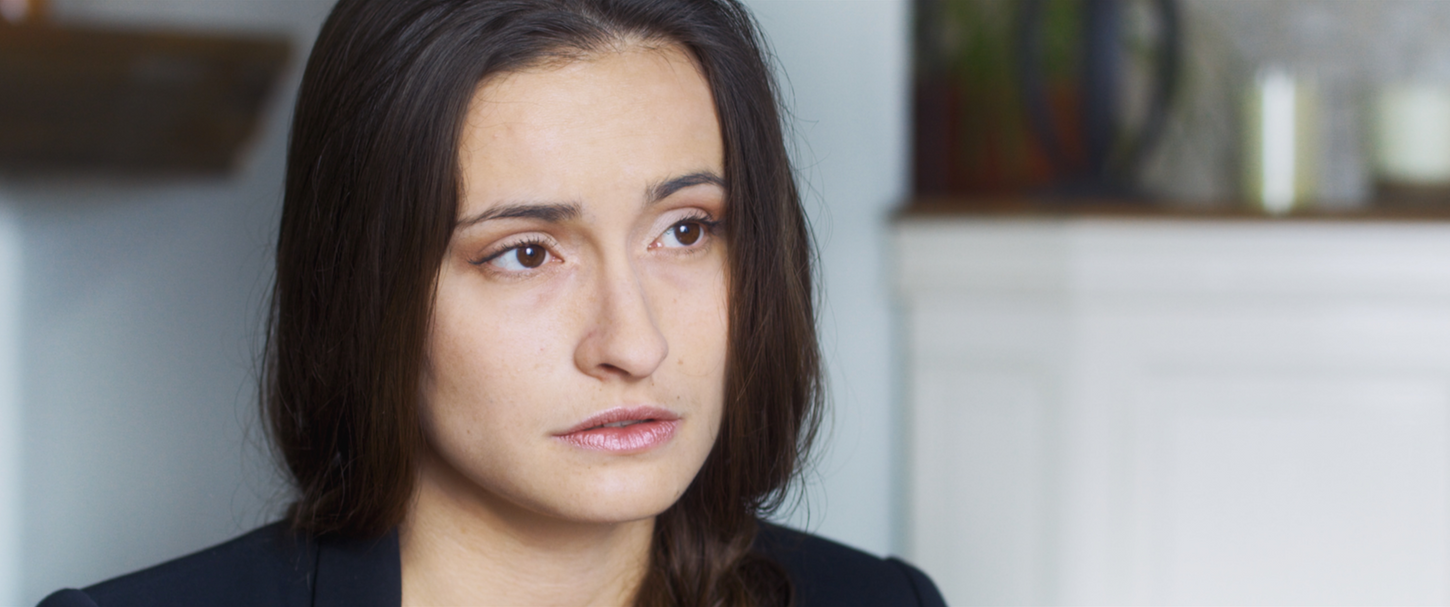 Une jeune femme semble désemparée.