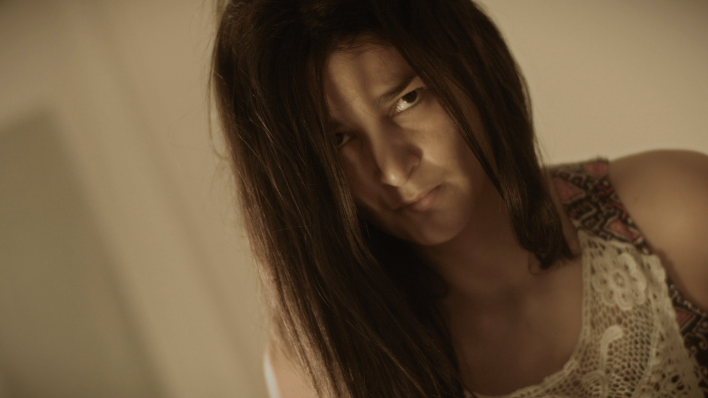 Une femme lance un regard de colère.