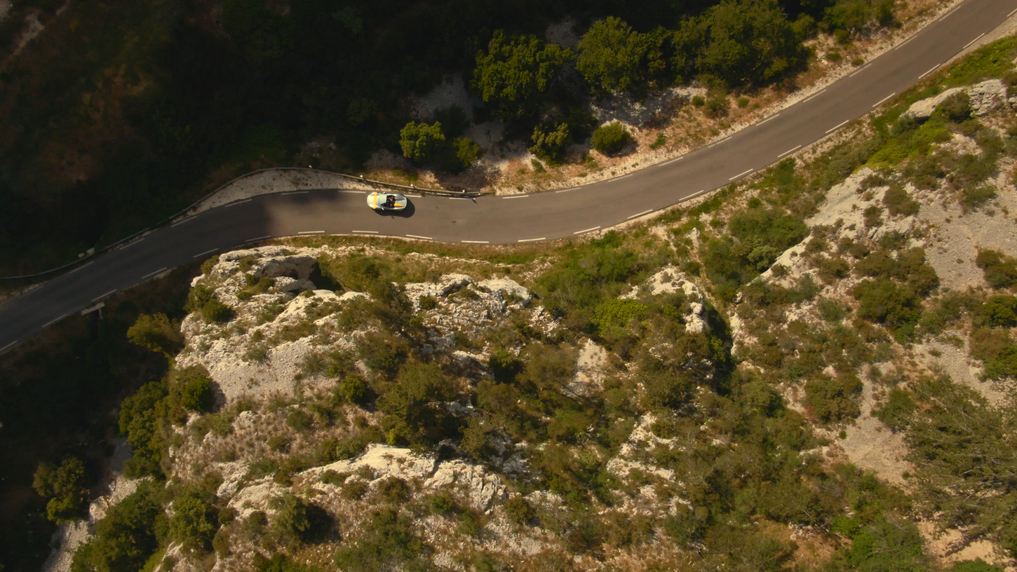 Une voiture de sport sillonne la route.