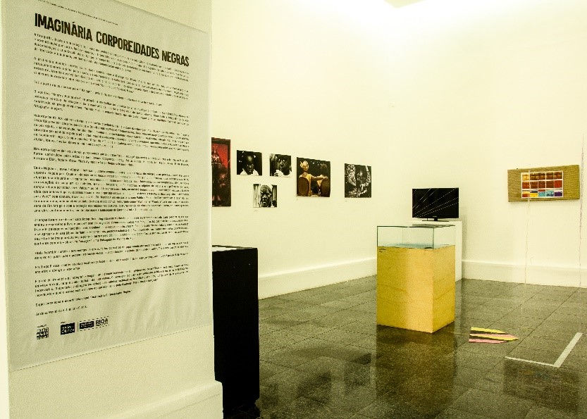 Exposição Imaginária Corporeidades Negras. Artistas-Produtores: Fernanda Dias (@fotofernandadias); Hiago de Farias (@hiagodefarias); Marina S. Alves (@marina.foto.grafas); Paula Miranda (@pcdemiranda); Rodolfo Viana (@rodolfovianaclicks); Thais Ayomide (@thais_ayomide); e de forma póstuma, Valda Nogueira (@valdanogueira); Curadoria: Adriana Medeiros e Januário Gárcia; Outras obras e trabalhos podem ser encontradas no perfil @fotografxsnegrxs