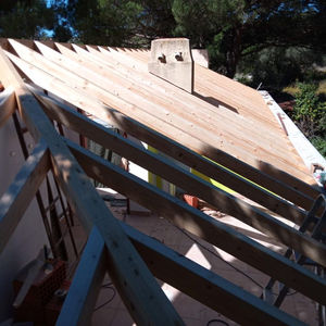 Estrutura de telhado em casquinha lamelada