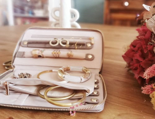 Logo Abstrait à 14 Chifes Style De Ligne De Monogramme Doré à 14 Chifes Utilisable Pour Les