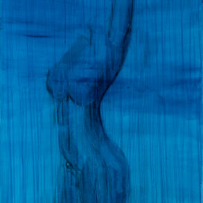 eine weibliche Figur mit erhobenem Arm, angedeutet in weichen Linien und Tropfspuren. Das Werk vermittelt Leichtigkeit, Rückkehr zur inneren kraft und poetische Selbstwahrnehmung.
