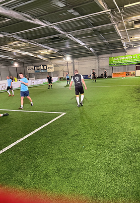 Karsten’s Eventgastronomie bietet Indoor Soccer, Hallenfußball, Kindergeburtstags-Pakete und Freizeitfußball im EMKA Sportzentrum.
