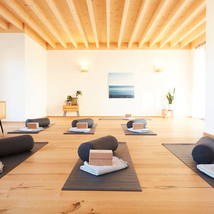 Yoga im Yogasee, Kinder Yogalehrerin, körperlicher Ausgleich, Atemübungen