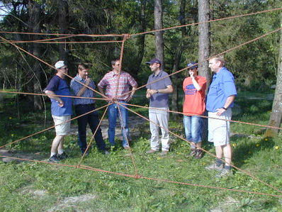Führungskräfte erleben Team Performance Training mit Lars Tullmyn in der Natur.