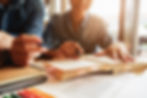 bildungskonzept-studentisches-studium-und-brainstorming-campus-konzept-nahaufnahme-von-stu