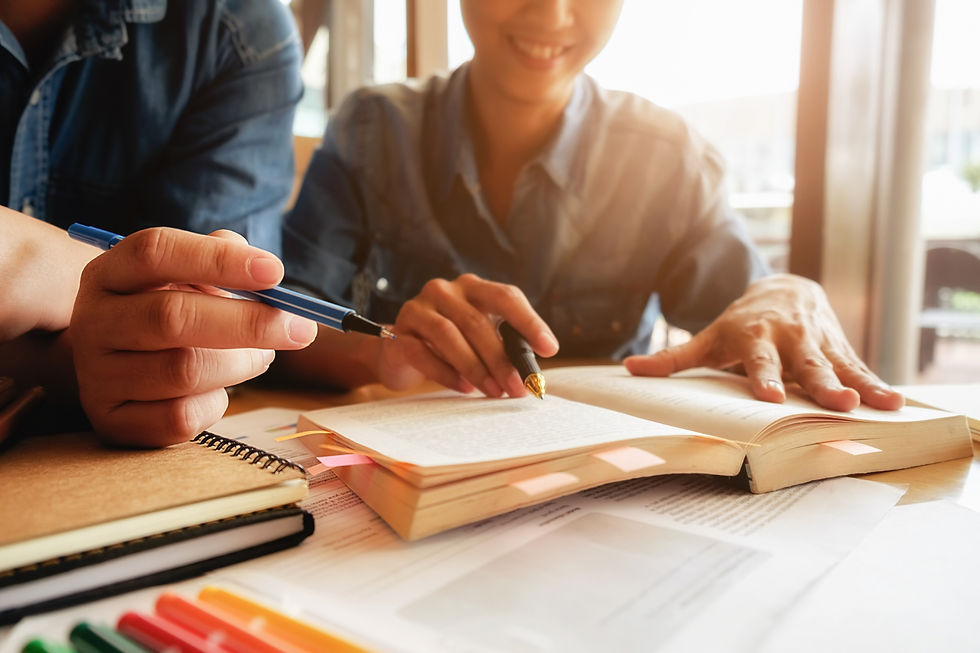 bildungskonzept-studentisches-studium-und-brainstorming-campus-konzept-nahaufnahme-von-stu