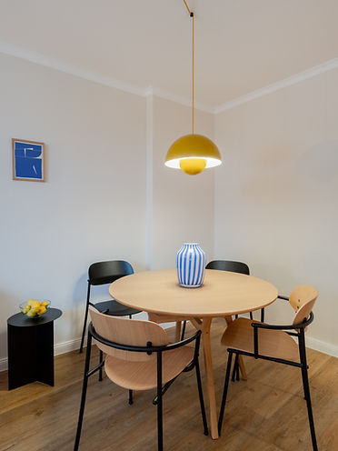 Essbereich im Apartment EggHam Hamburg – helle Unterkunft mit Tisch und Stühlen, perfekt für Familien oder Paare.