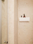 Modernes Badezimmer im EggHam Apartment Hamburg – helle, saubere Unterkunft mit Dusche, Waschbecken und frischen Handtüchern.