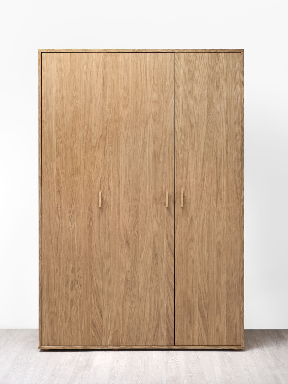 Šatník s otevíracími dveřmi