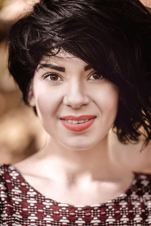 Portrait d'une jeune femme à la lumière d'automne