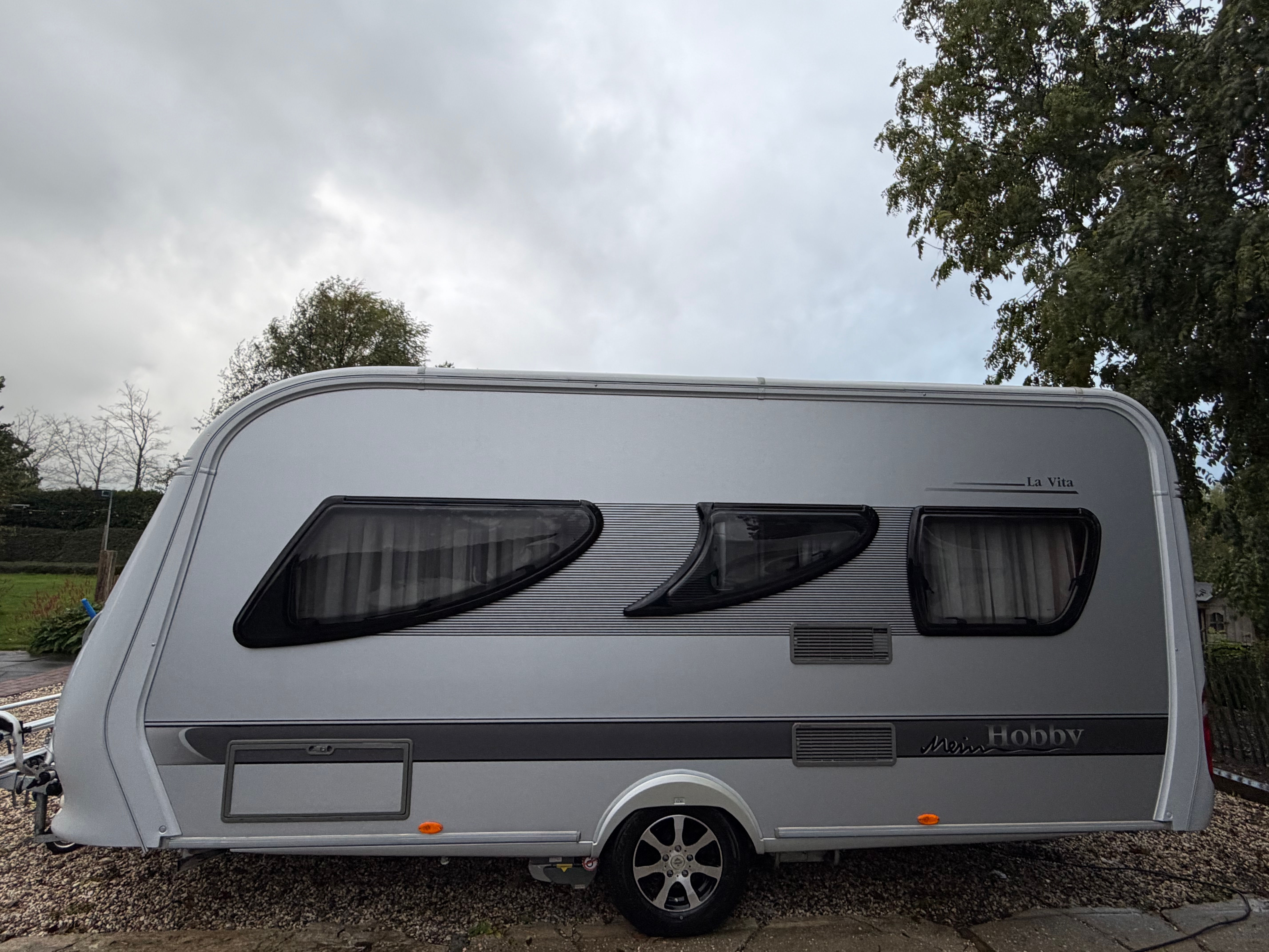 Hobby La Vita 460 UFe van 2010 met mover en prachtige Isabella voortent