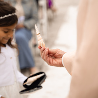 De trouwring op een schelp tijdens de ceremonie