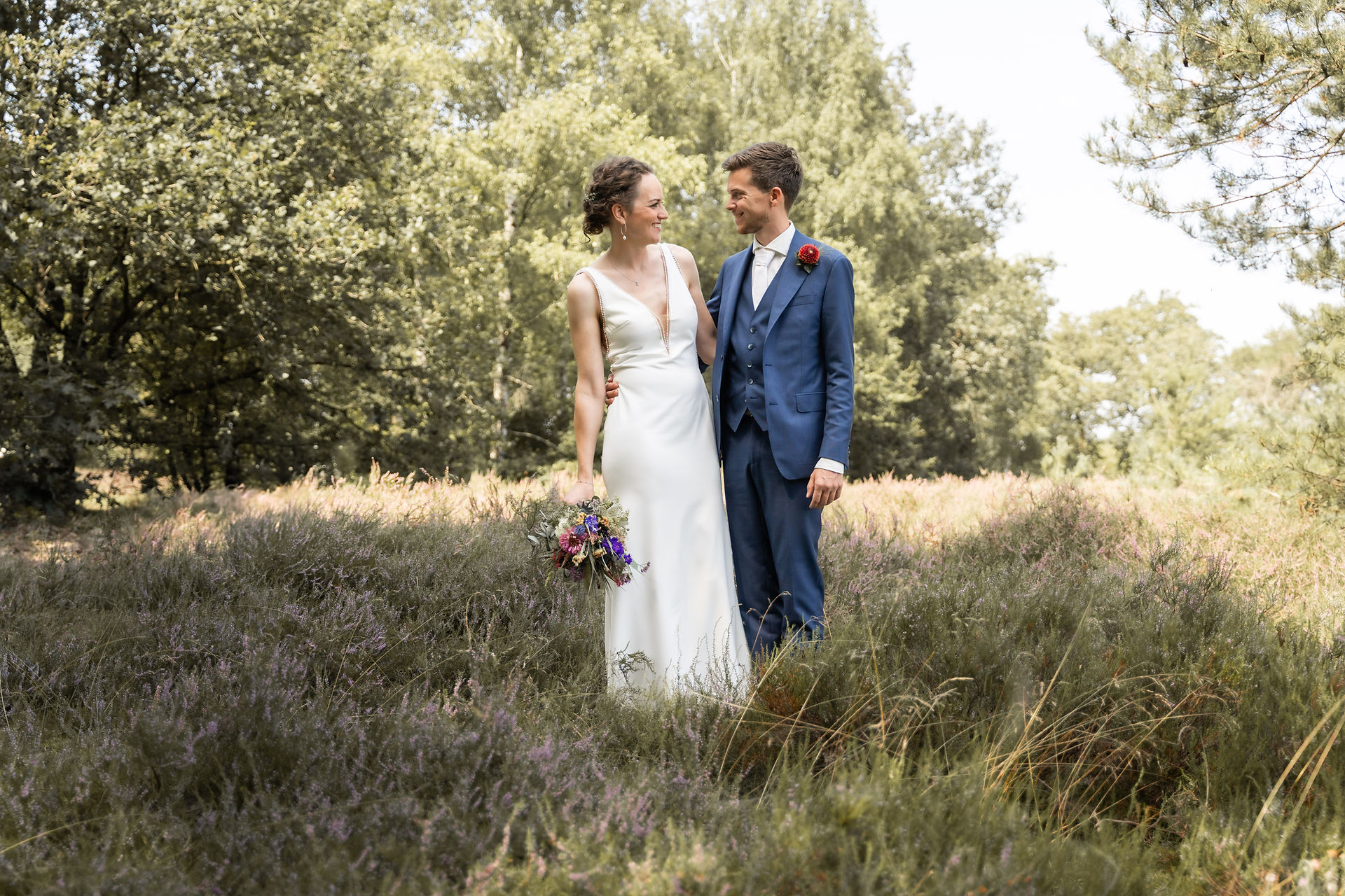 Trouwen bruiloft love shoot in de heide trouwfotograaf bruiloft fotograaf
