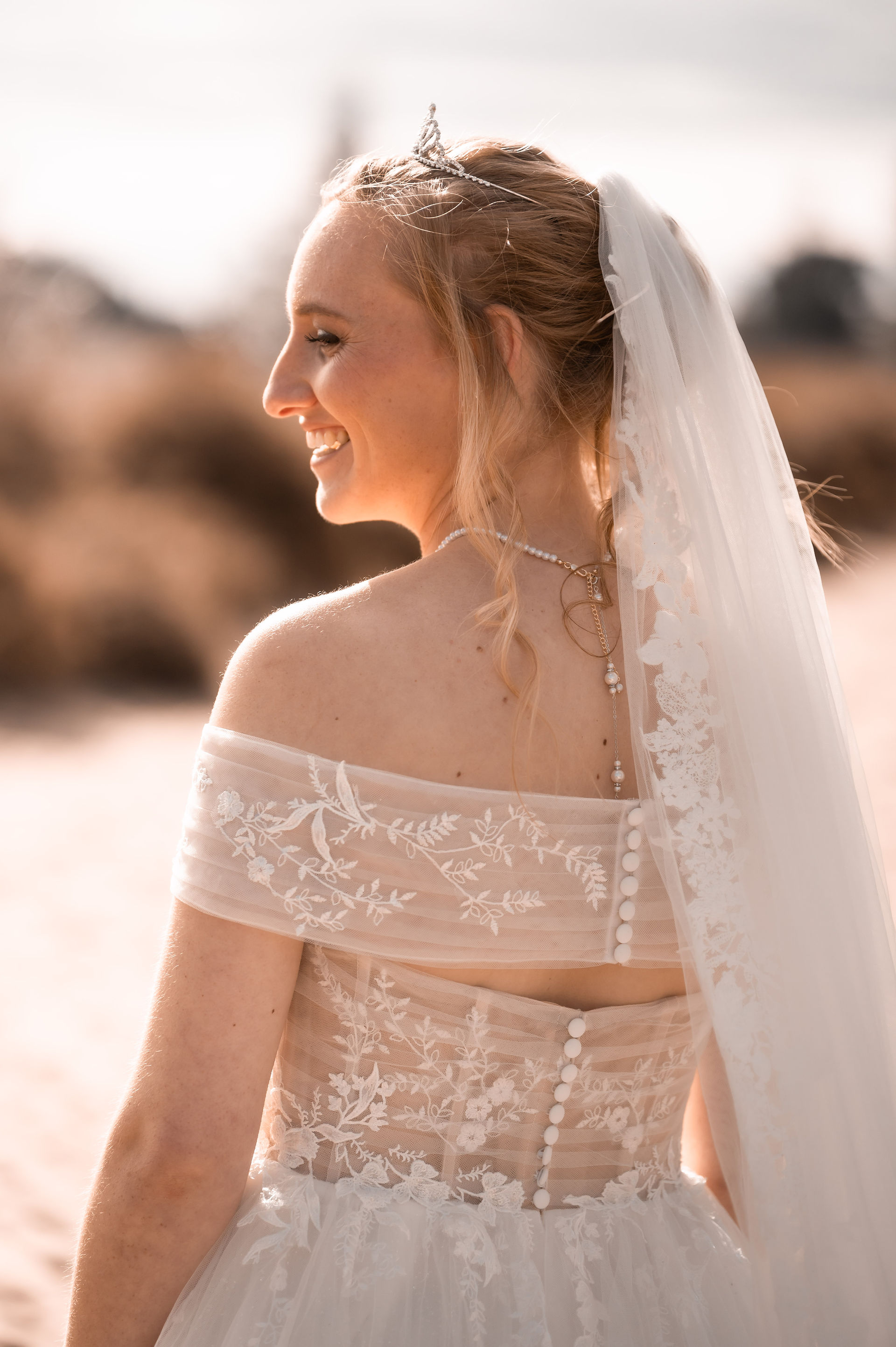 love shoot bruidspaar op het balloërveld