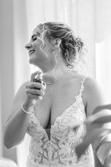 bruid spuit parfum op voor haar grote dag