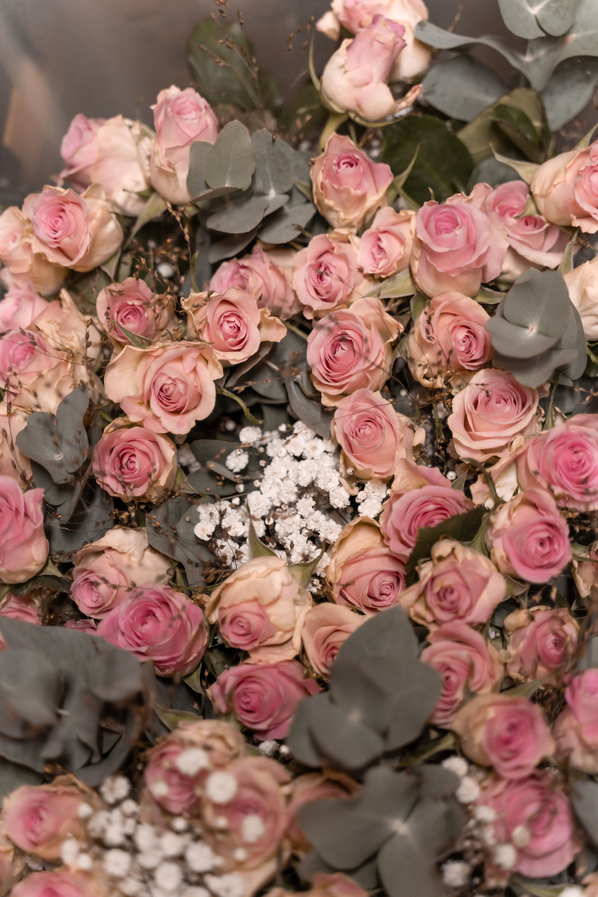 alle bloemen van de bruiloft bij elkaar verzameld
