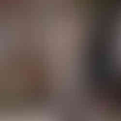 Vader begeleidt zijn dochter, de bruid, naar de ceremonie op haar trouwdag