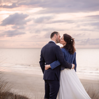 omantisch moment van bruid en bruidegom op het strand van Ameland