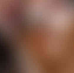 Bruid en bruidegom doen elkaar de trouwringen om tijdens de ceremonie