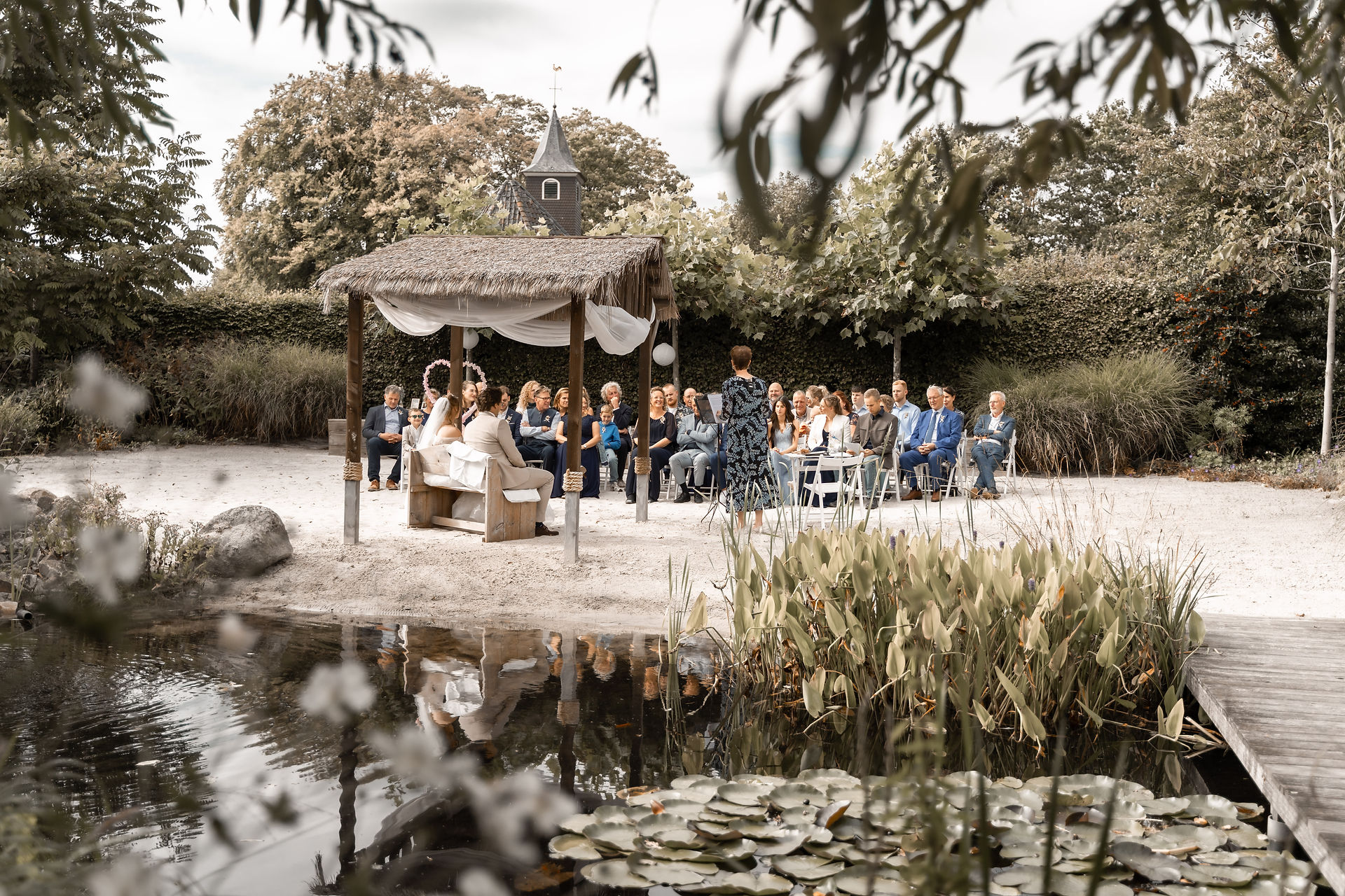 ceremonie bij de kruimel in Gasselte Trouwfotograaf