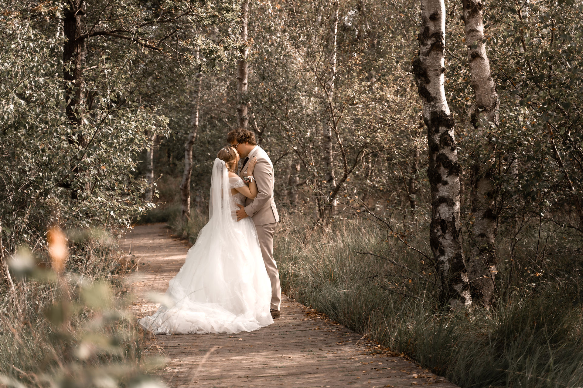 love shoot bruidspaar op het balloërveld