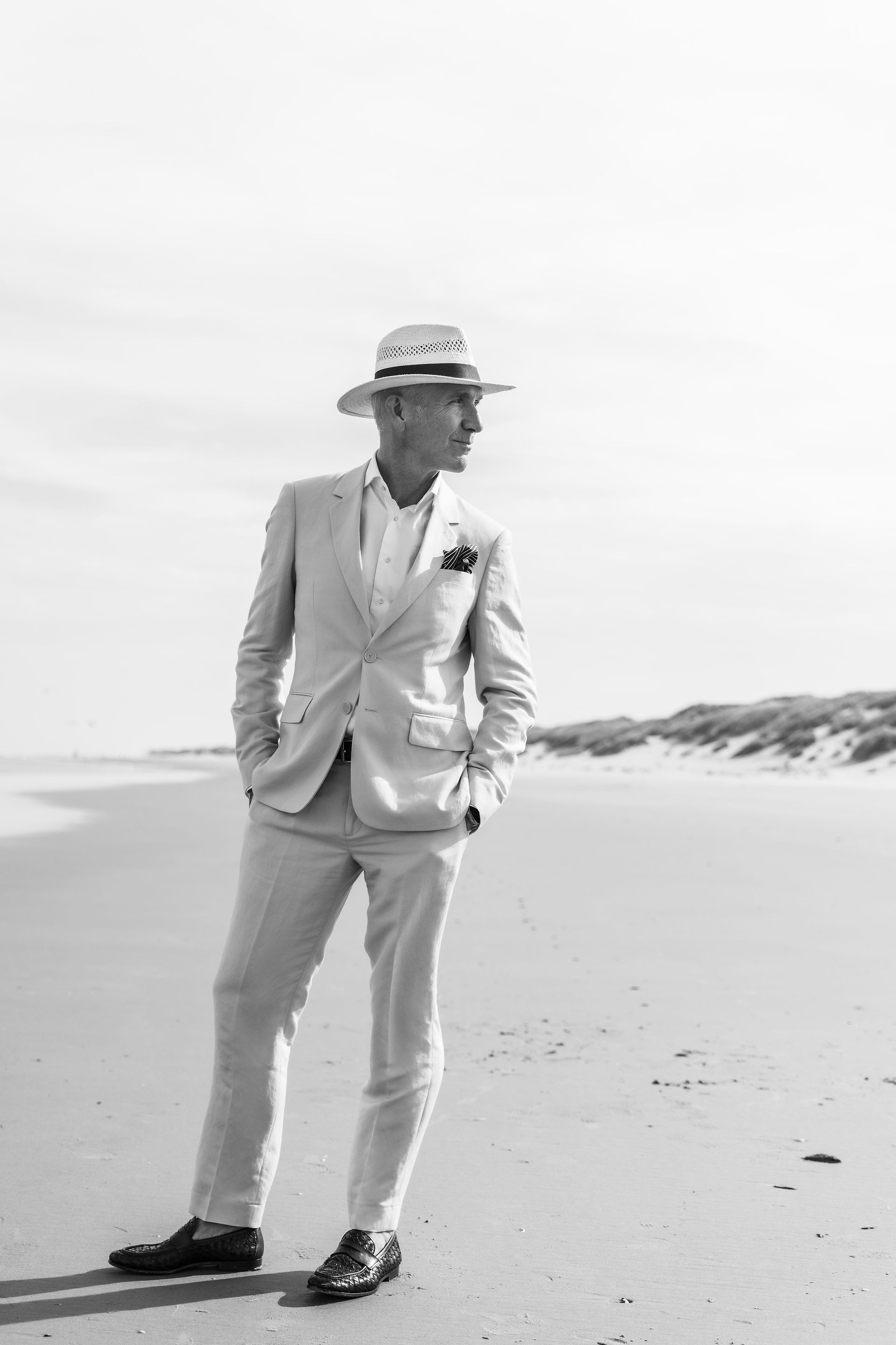 Stijlvol portret van de bruidegom op hun trouwdag op Ameland