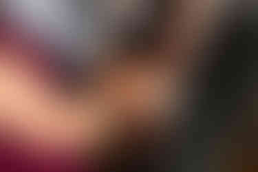 bruidegom helpt bruid omdoen van armbandje