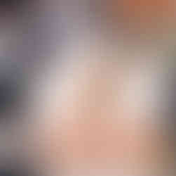 Hond van het bruidspaar staat nieuwsgierig bij de pizza-bus