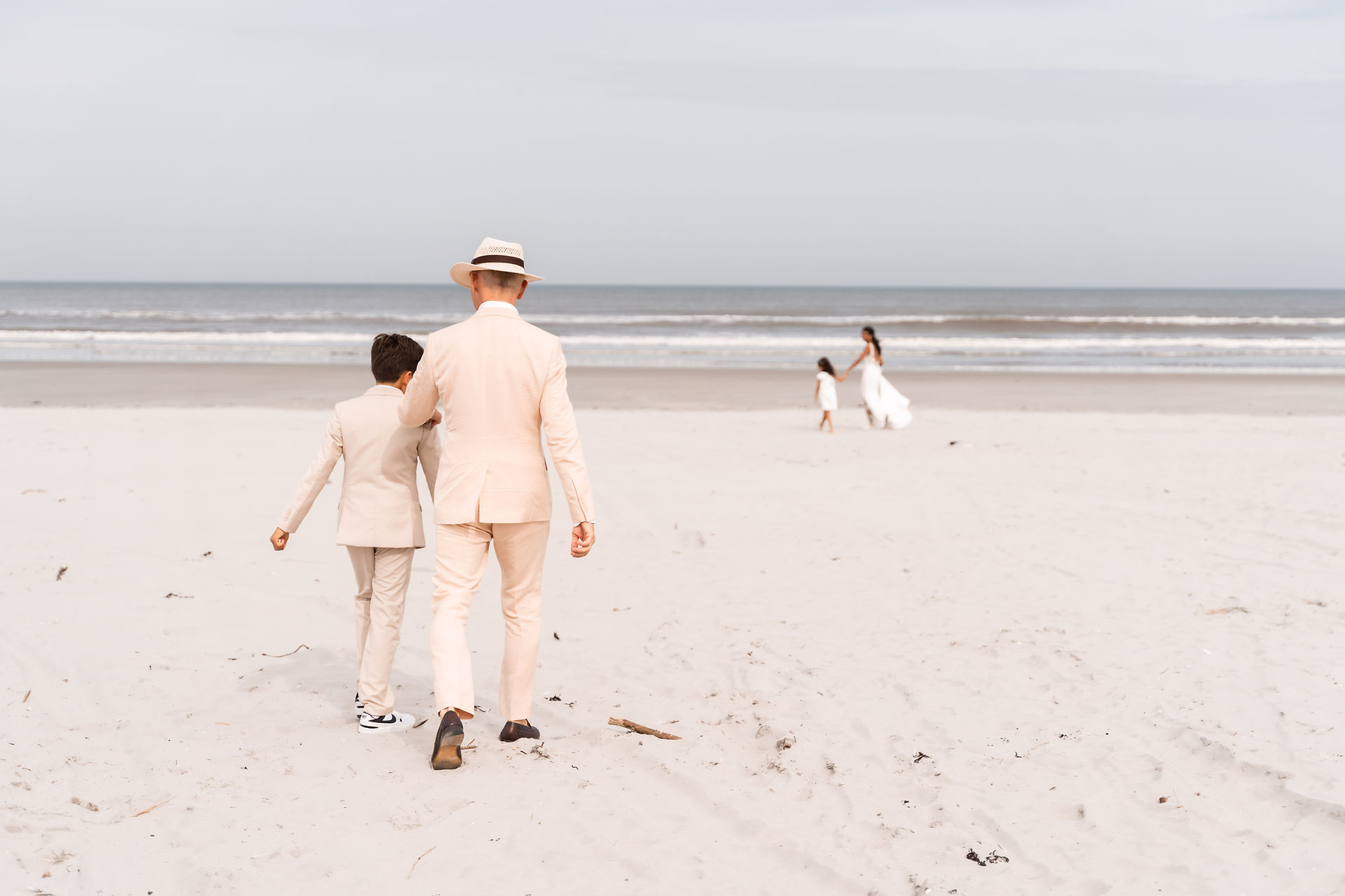 Spontane fotoshoot met bruidspaar en hun kinderen aan zee op Ameland