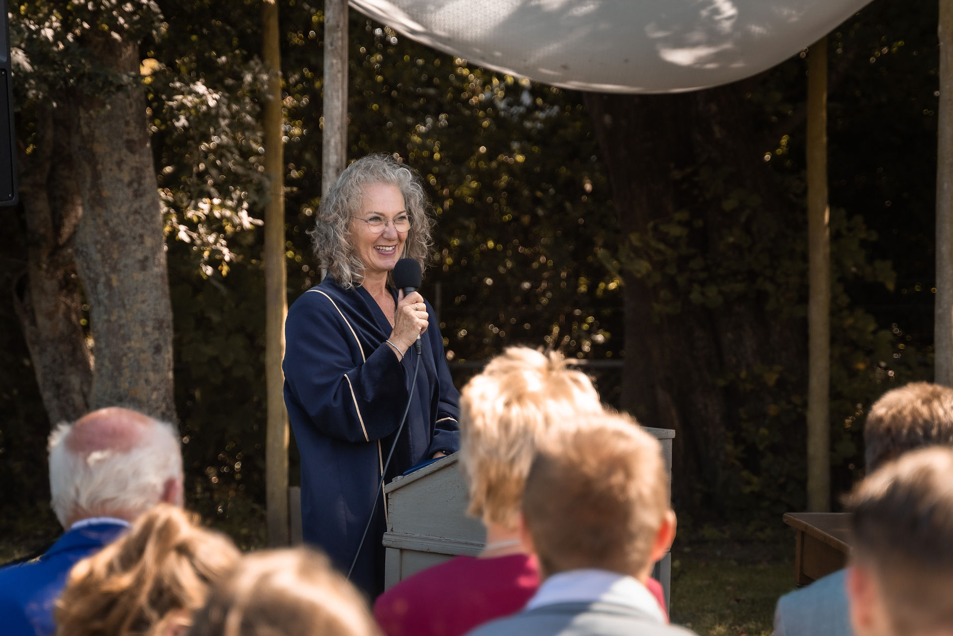 De ceremonie van het bruidspaar bij Lokaal 55 in Sneek