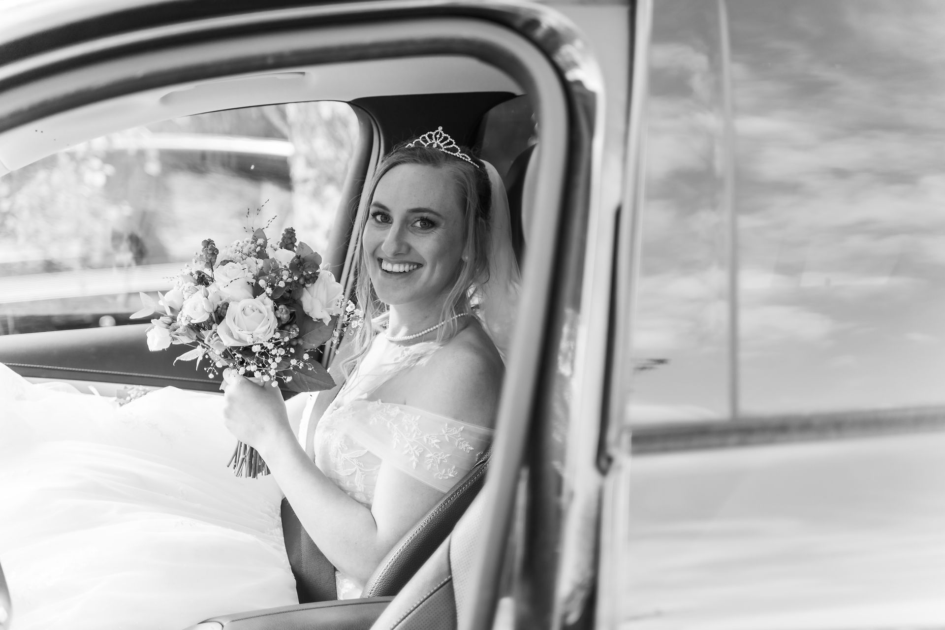 Bruid in de trouwauto
