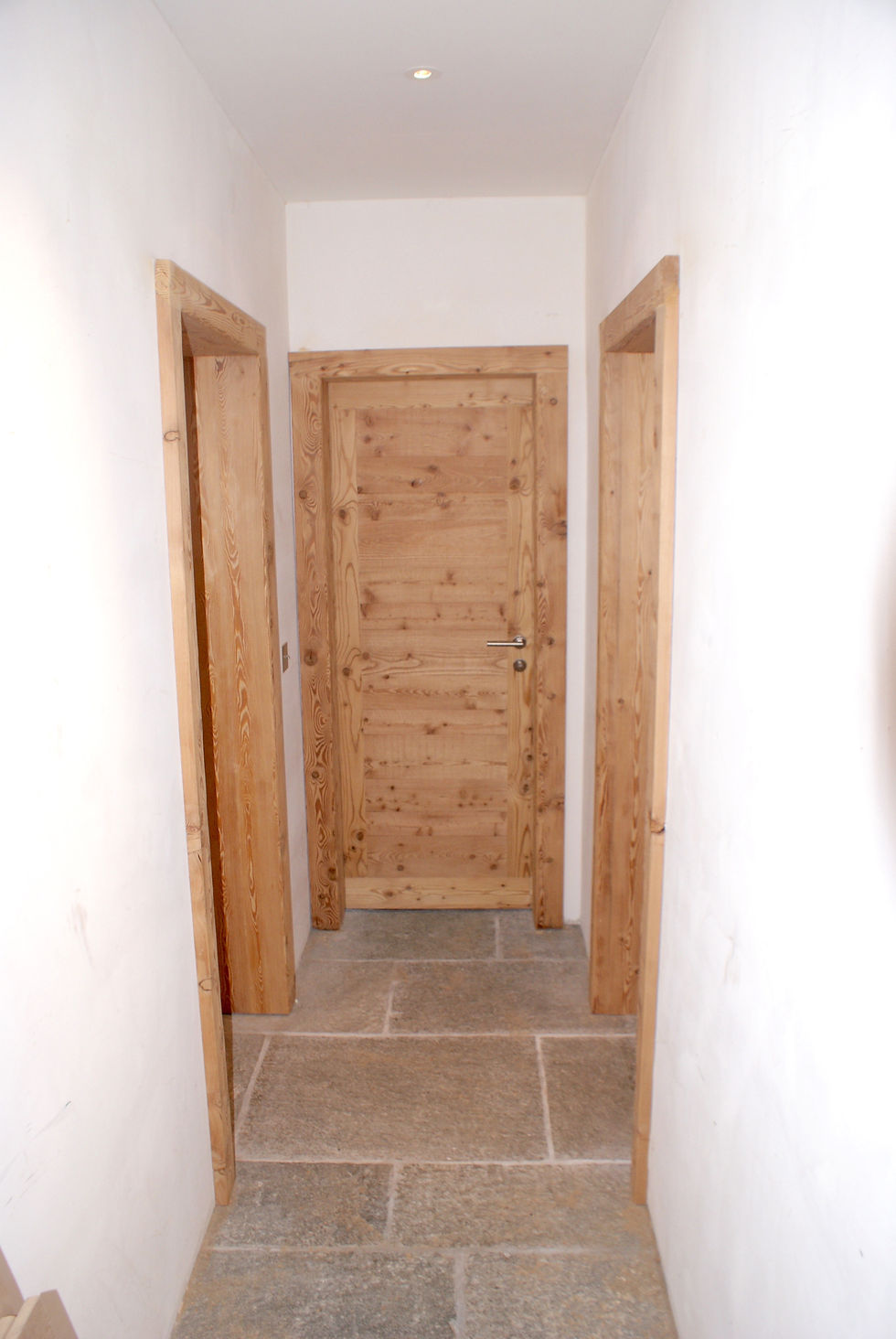 Porte de communication en mélèze