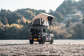 【peakpod】最軽量ルーフトップテントをコンパクトSUV車に設置した時の画像その３。