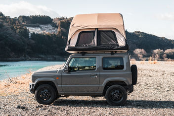 【peakpod】最軽量ルーフトップテントをコンパクトSUV車に設置した時の画像その１。