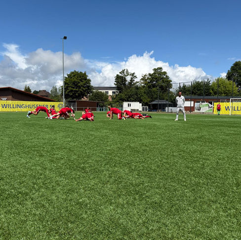 Die 1. Mannschaft im Testspiel gegen den Willinghusen SC – © Horst Peters