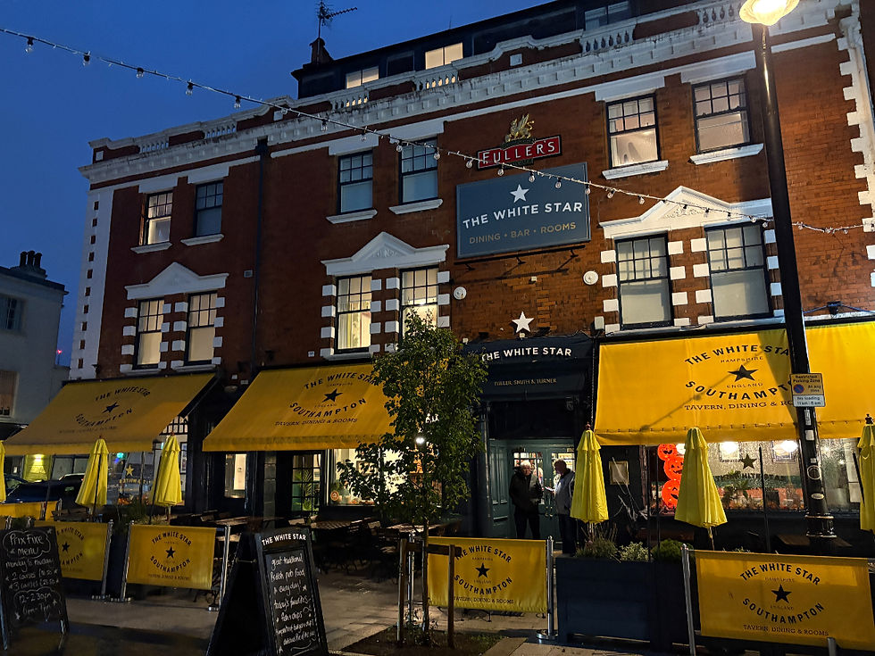 A picture of the outside of the White Star Tavern in Southampton at night.
